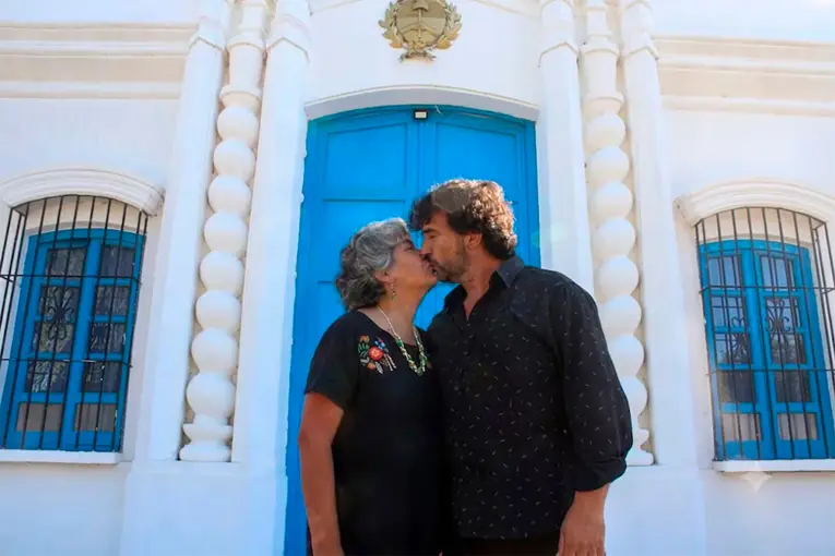 La historia del hombre que construyó por amor una réplica de la Casa de Tucumán
