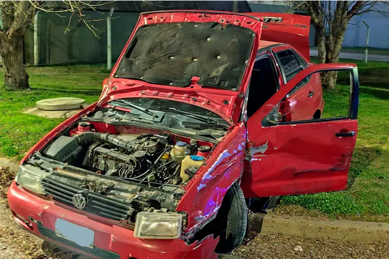 Robó un auto, chocó contra un camión y escapó a pie tras abandonar el vehículo