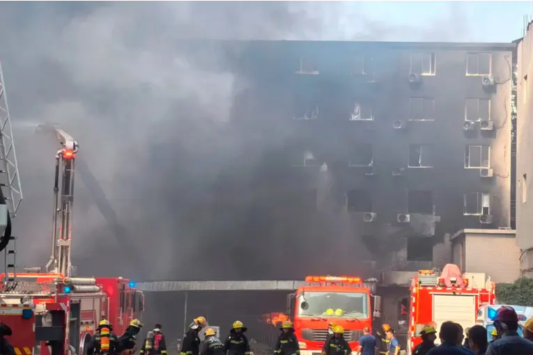 Video: Un devastador incendio dejó al menos 28 muertos en una fábrica de calzado en China