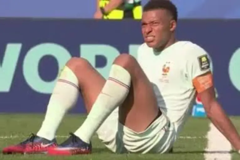 Qué le pasó a Kylian Mbappé: por qué salió en el partido entre Francia y Marruecos
