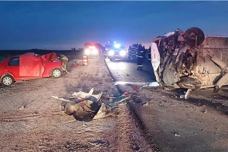Dos muertos tras el choque entre un auto y un minibús que trasladaba a un equipo infantil