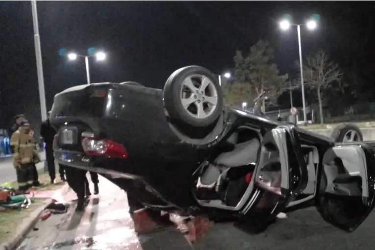 Un auto volcó en uno de los accesos a Paraná y el conductor resultó gravemente herido