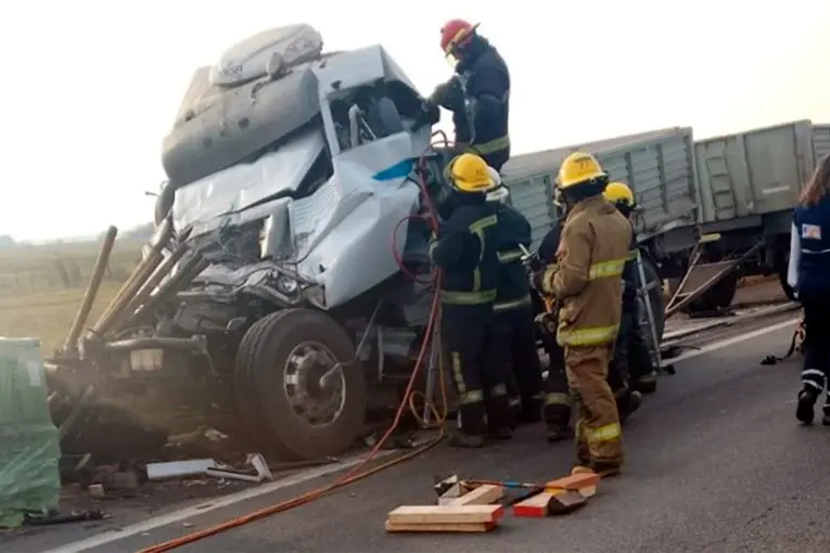 Dos camiones chocaron en autopista y un conductor quedó atrapado
