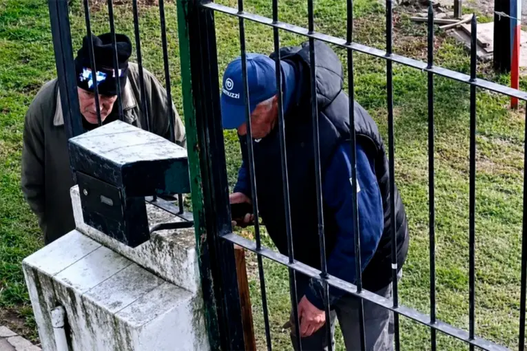 Se hizo pasar por un empleado de gas y le robó más de un millón de pesos a un jubilado