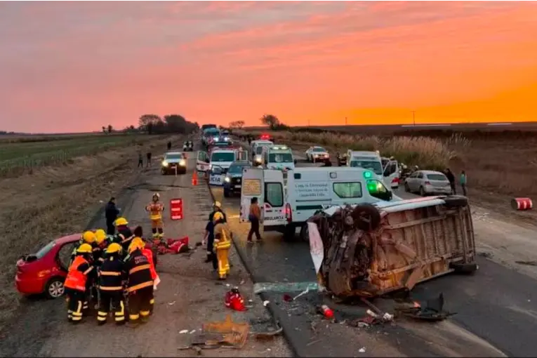 Quiénes eran las dos víctimas fatales del choque entre auto y minibús que llevaba un equipo de futbol infantil