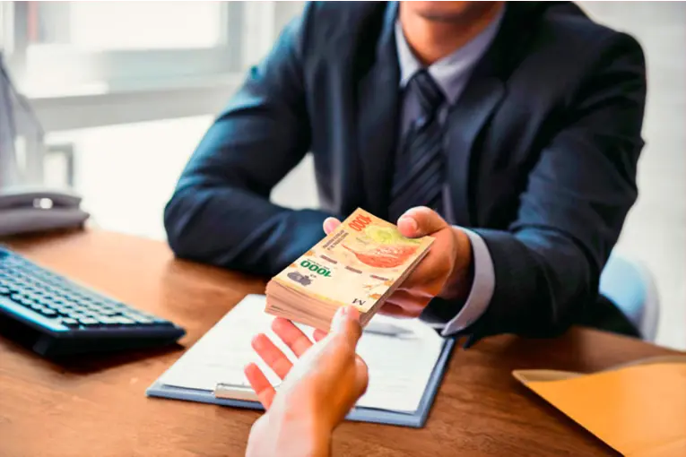Advierten que las cuotas de los créditos ya no se licúan con la inflación y pesan más en el salario