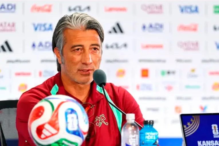 El DT de Suiza confirmó la baja de una de sus figuras, se refirió al arbitraje y analizó a la Selección Argentina