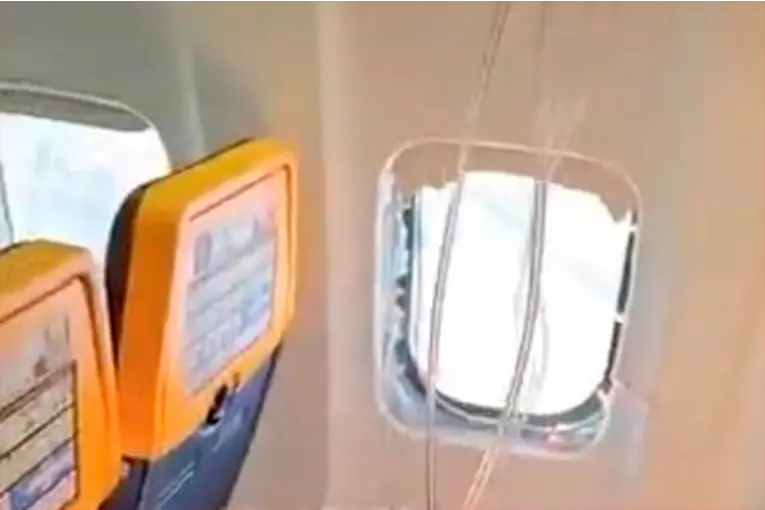 Se rompió una ventanilla en pleno vuelo y un pasajero quedó con la cabeza fuera del avión: su pareja lo sujetó