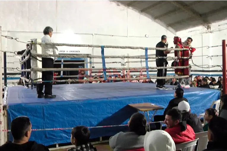 Velada boxística en Club Peñarol: deportistas de Paraná, Santa Fe y Concordia protagonizaron una noche amateur