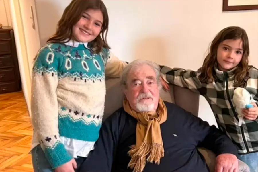 El abuelo Pedro junto a sus nietas antes de su muerte. (Foto: familia Saubidet)
