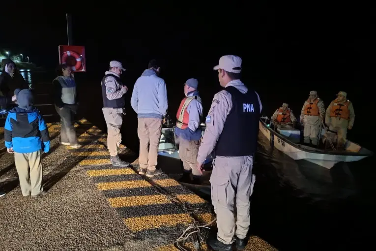 Prefectura rescató a una familia que quedó atrapada por camalotes en un riacho del río Paraná