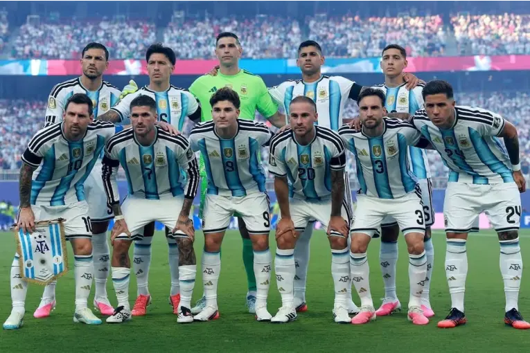 La Selección Argentina homenajeó a Antonio Rattín con un brazalete negro ante Suiza en el Mundial