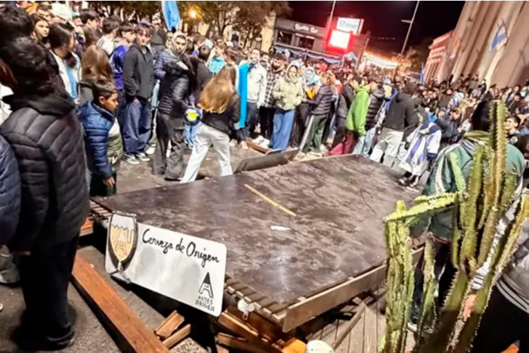 Video: cayó la pérgola de un bar durante los festejos por Argentina en Concepción del Uruguay