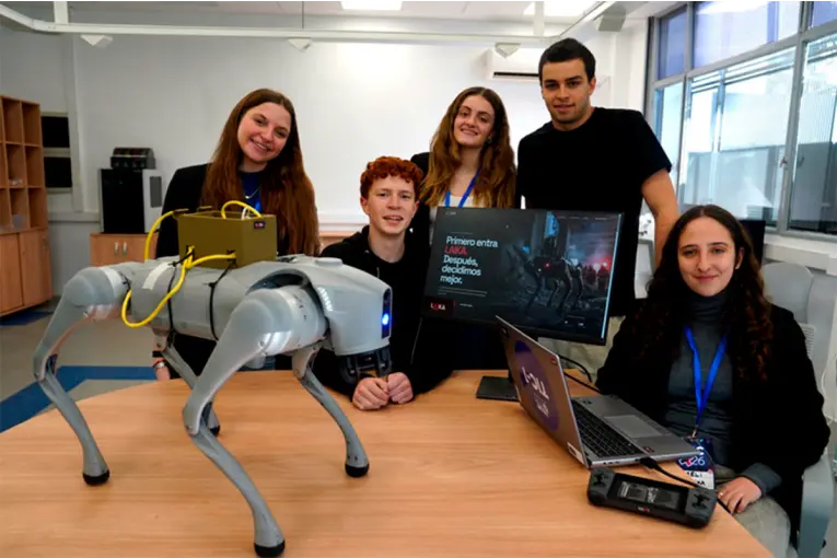 Estudiantes secundarios crearon un perro robot que busca salvar vidas en incendios y derrumbes