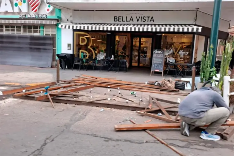 Es una lástima porque opaca todo: reparan la pérgola destrozada en festejos por Argentina