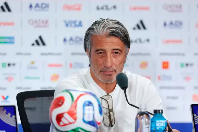 El DT de Suiza cuestionó al VAR tras la derrota con Argentina: "Esa regla destruyó el partido"