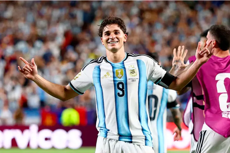 Gigante de la Premier League acelera por Julián Álvarez tras su gol en el Mundial y busca un fichaje récord