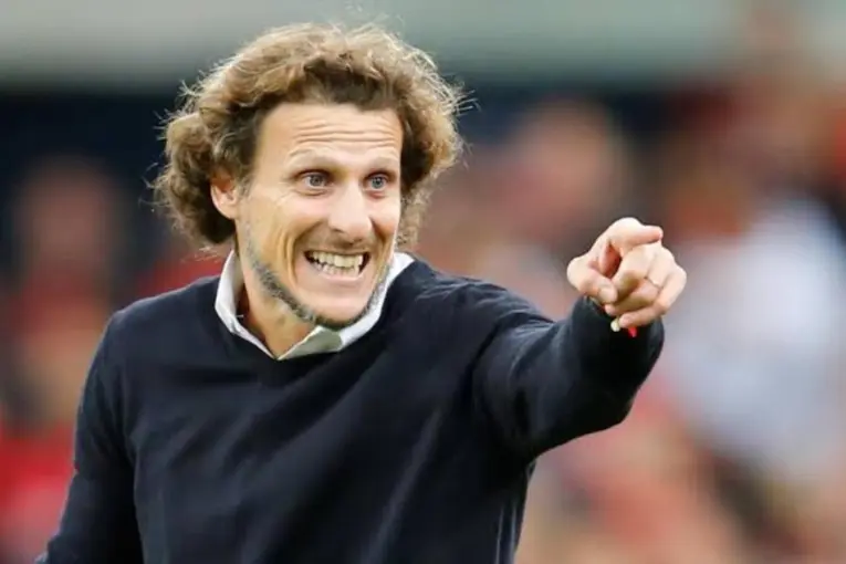 Diego Forlán reemplazará de forma interina a Marcelo Bielsa en Uruguay y también dirigirá la Sub 20