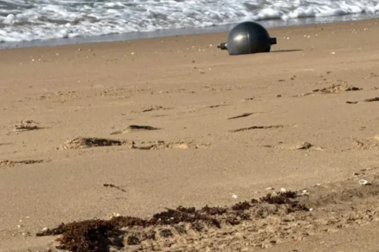 Hallan misteriosas esferas metálicas en una playa de Australia y creen que son basura espacial