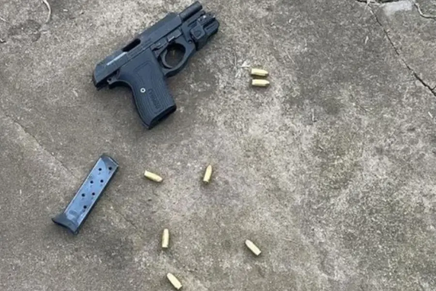 Arma secuestrada en el lugar.