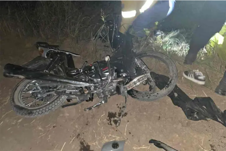 Dos jóvenes y su hijo de 3 años perdieron la vida al chocar en moto contra una camioneta