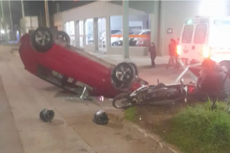Perdió el control de su auto en Gualeguaychú, chocó contra una moto y dejó dos jóvenes hospitalizadas