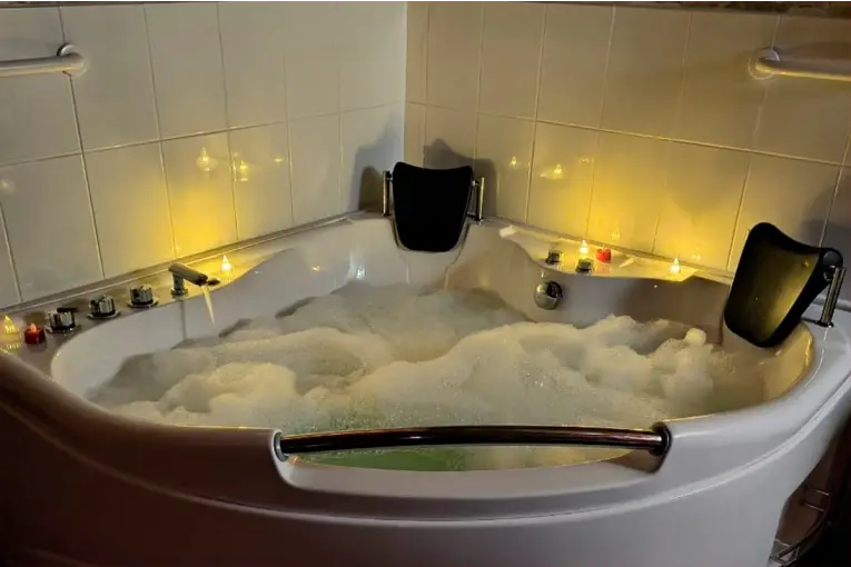 Condenaron a un motel a indemnizar con $17 millones a una mujer que se fracturó al salir de un jacuzzi