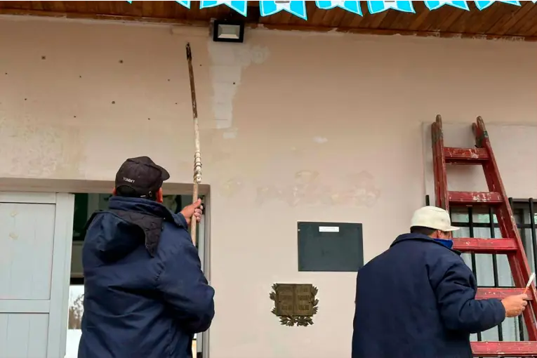 El municipio de Feliciano aprovecha el receso invernal para reacondicionar escuelas