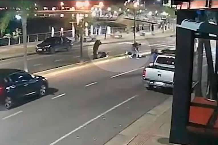 Joven hacía wheelie en la moto, perdió el control, atropelló y mató a un soldado: video