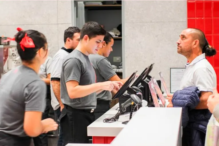 Cuánto cobran los empleados de las principales cadenas de comidas rápidas y qué aumentos vienen