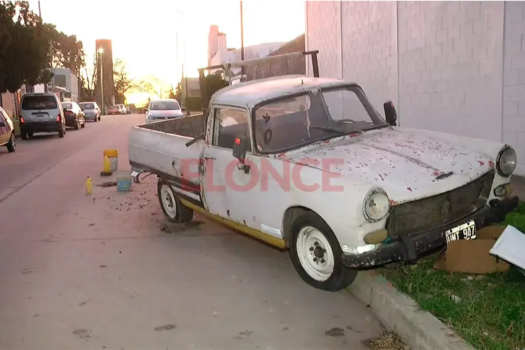 Chocó una camioneta estacionada y huyó: la familia perdió su vehículo de trabajo y busca al responsable