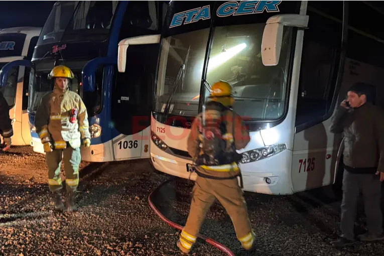Se incendió un colectivo de larga distancia en Paraná: bomberos apagaron las llamas en un galpón