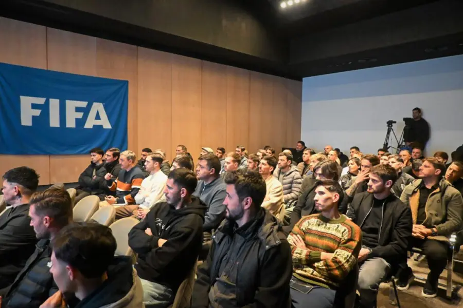 Reuni&oacute;n para explicar las reglas del f&uacute;tbol argentino.