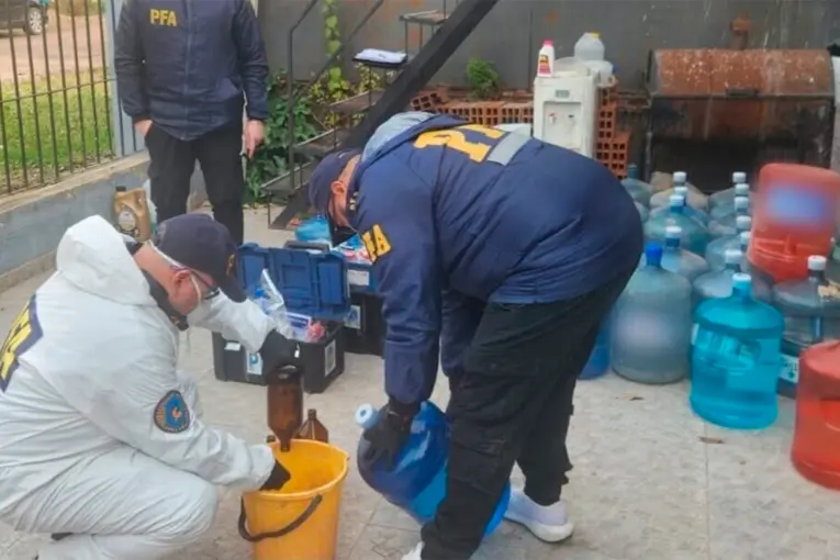 Clausuraron envasadoras de agua que funcionaban en viviendas particulares