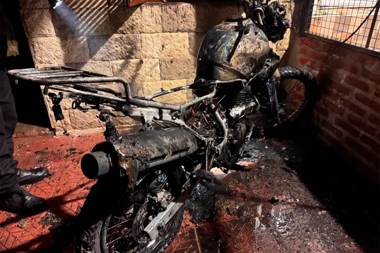 Una moto quedó destruida y una vivienda sufrió daños tras incendios en Paraná