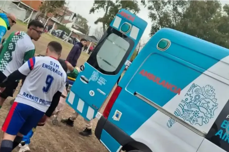 Un partido de fútbol terminó en una batalla campal y dejó dos jugadores hospitalizados