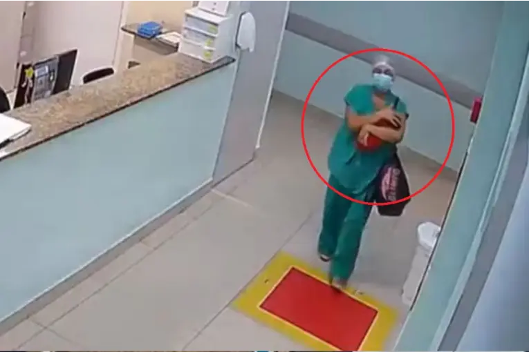 Una enfermera quiso robar una beba y la escondió en una bolsa para sacarla del hospital