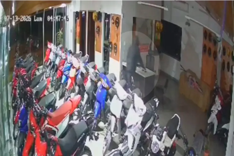 Videos: un mismo delincuente cometió varios robos con el mismo modus operandi