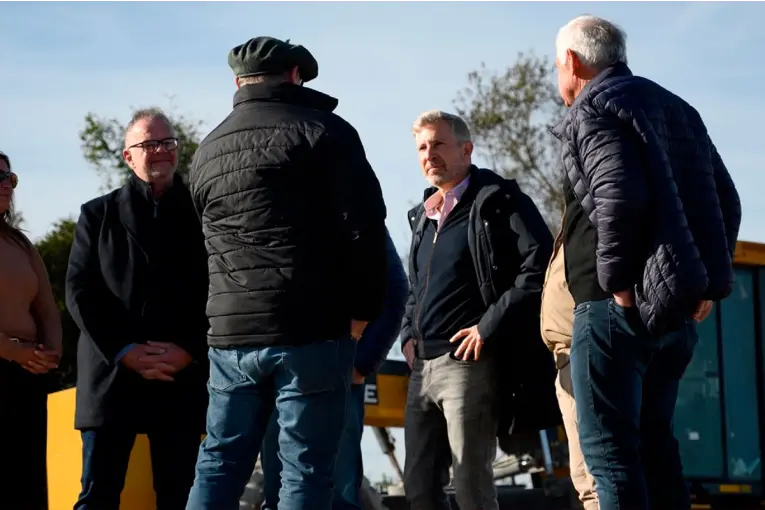 Frigerio recorrió las obras en el acceso pavimentado a Puerto Curtiembre