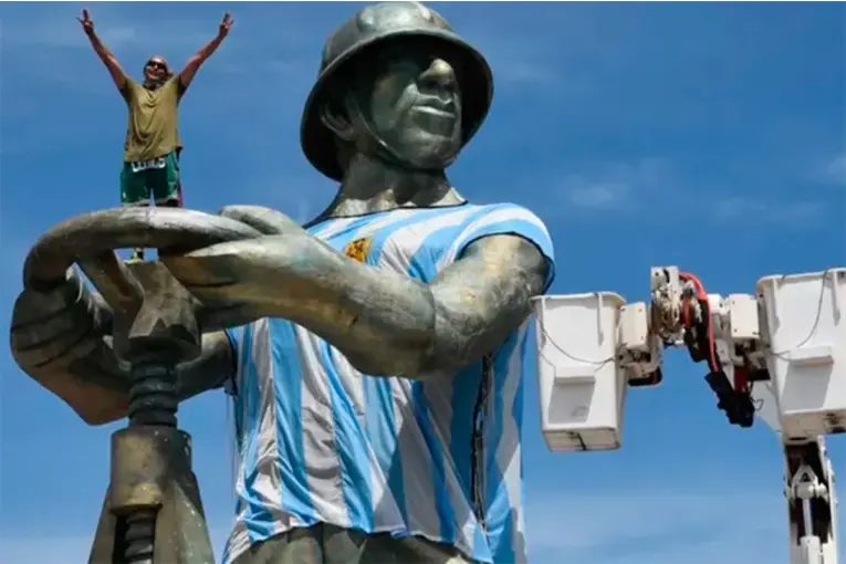 Colocaron una camiseta de la Selección a histórico monumento y tuvieron que retirarla tras aluvión de críticas
