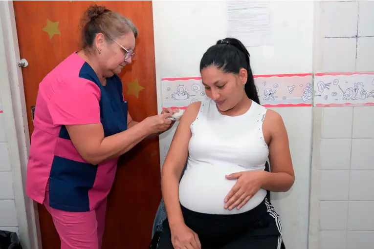 Salud insta a reforzar la vacunación en personas gestantes para prevenir infecciones respiratorias graves en lactantes