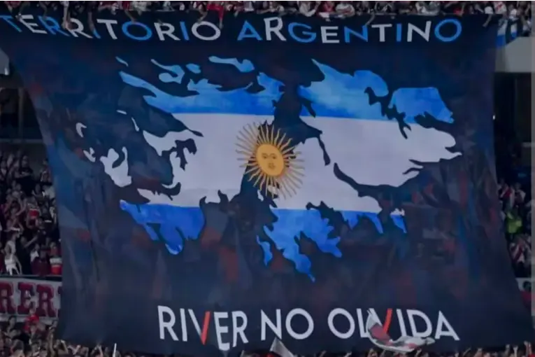 Prohibieron el ingreso de banderas y elementos sobre Malvinas para Argentina-Inglaterra
