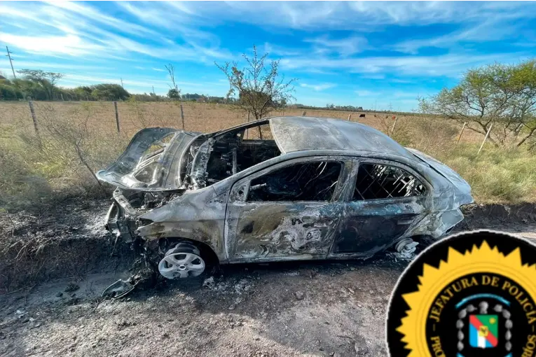 Conductor chocó un montículo de tierra y su auto se incendió por completo en Villaguay