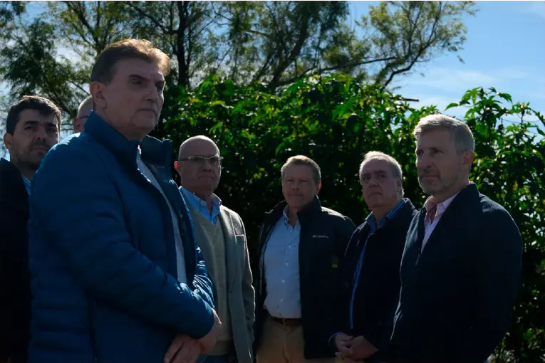 El gobernador dio inicio a obras en el arroyo Cabayú Cuatiá y entregó equipamiento hidráulico
