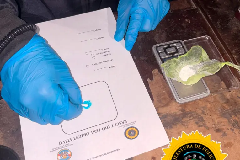 Dos personas con prisión domiciliaria vendían droga en una vivienda