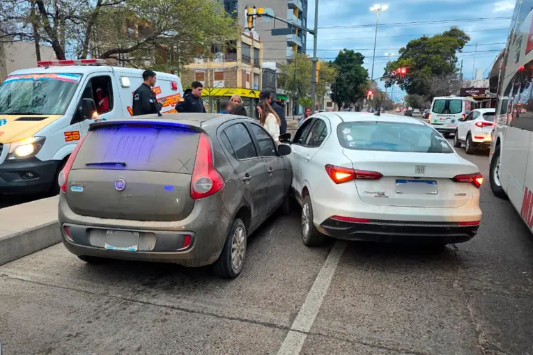 Niño de 4 años cruzó corriendo avenida Ramírez y dos autos chocaron al evitar atropellarlo