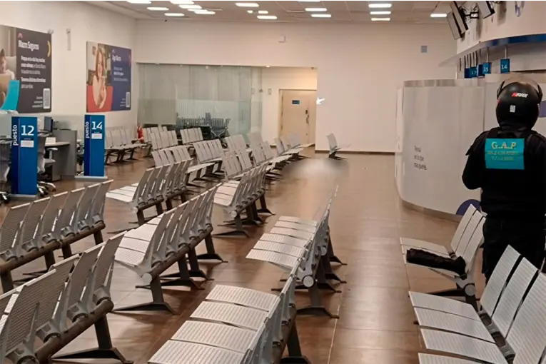 Murió tras atragantarse con un chipá mientras esperaba ser atendido en el banco