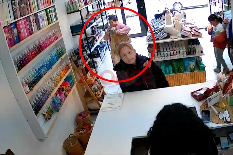 Dos mujeres quedaron filmadas tras robar perfumes valuados en $1,5 millones en comercio de Paraná: video