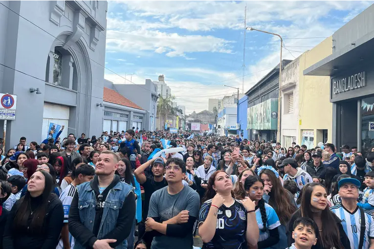 La Fan Zone de Paraná vive con pasión la semifinal entre Argentina e Inglaterra