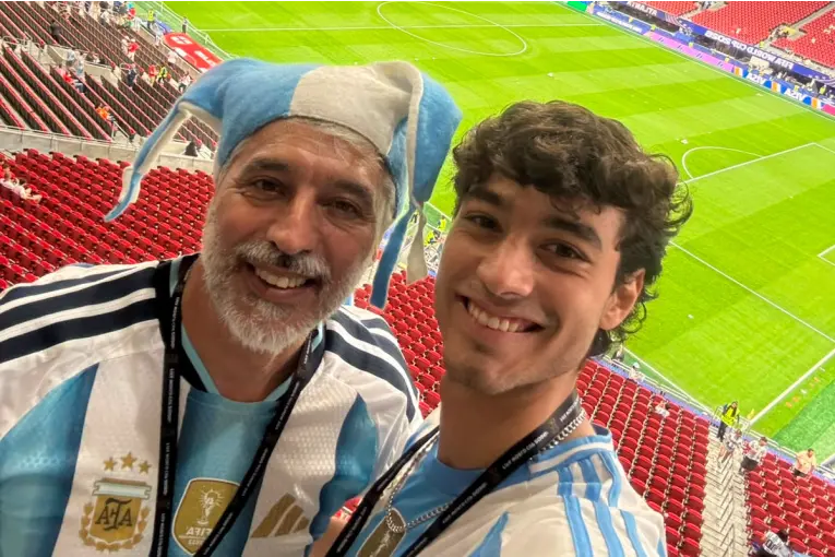 Paranaenses en el Mundial: padre e hijo alientan a Argentina en el duelo ante Inglaterra